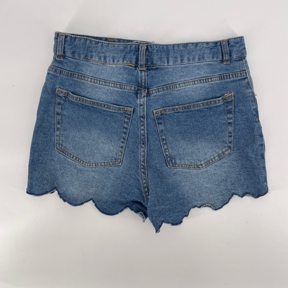 Montrez Scalloped Hem Jean Shorts Size Medium Women’s - Picture 3 of 5